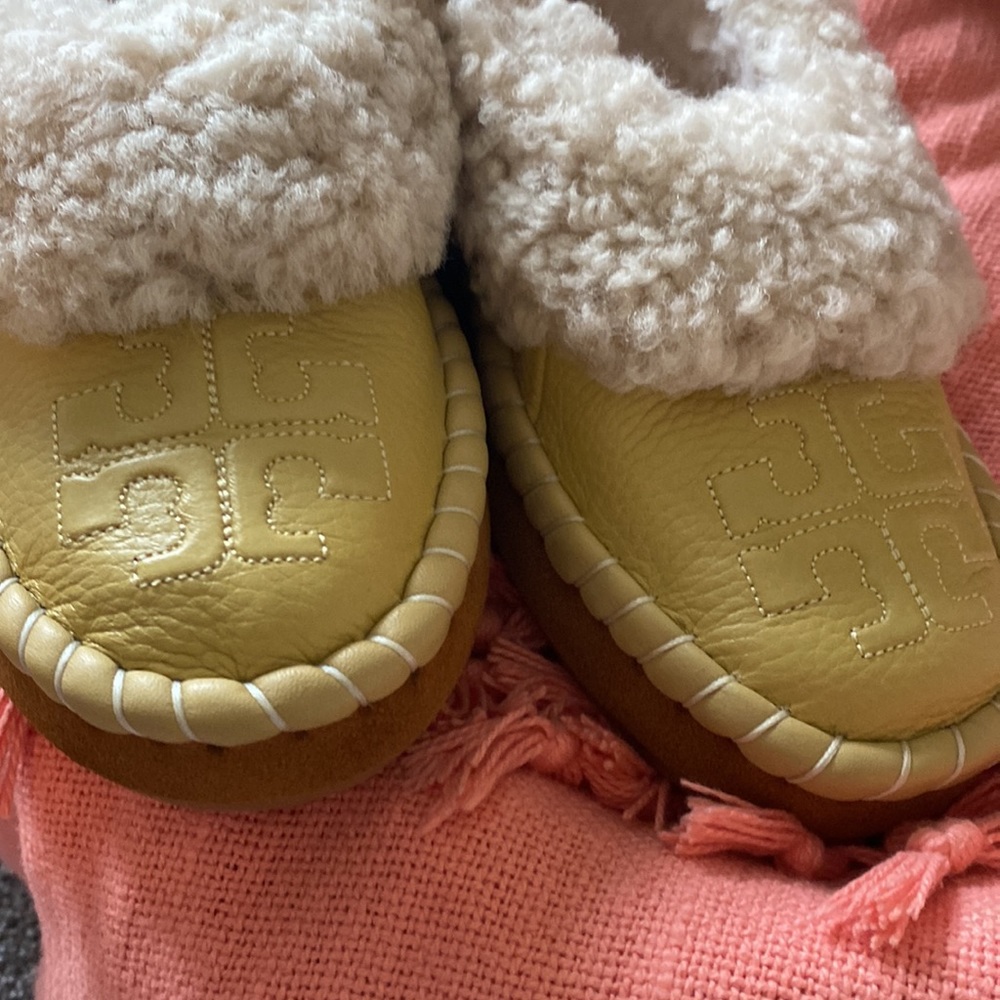 NIB Tory Burch Genuine Shearling Moccasin Slippers - Picture 9 of 13